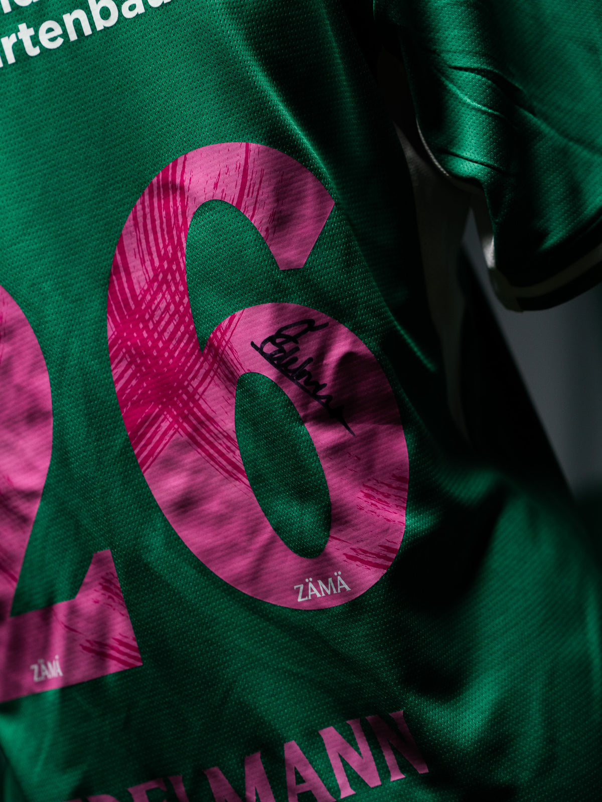 26 Edelmann - Heimtrikot Pink Ribbon Edition