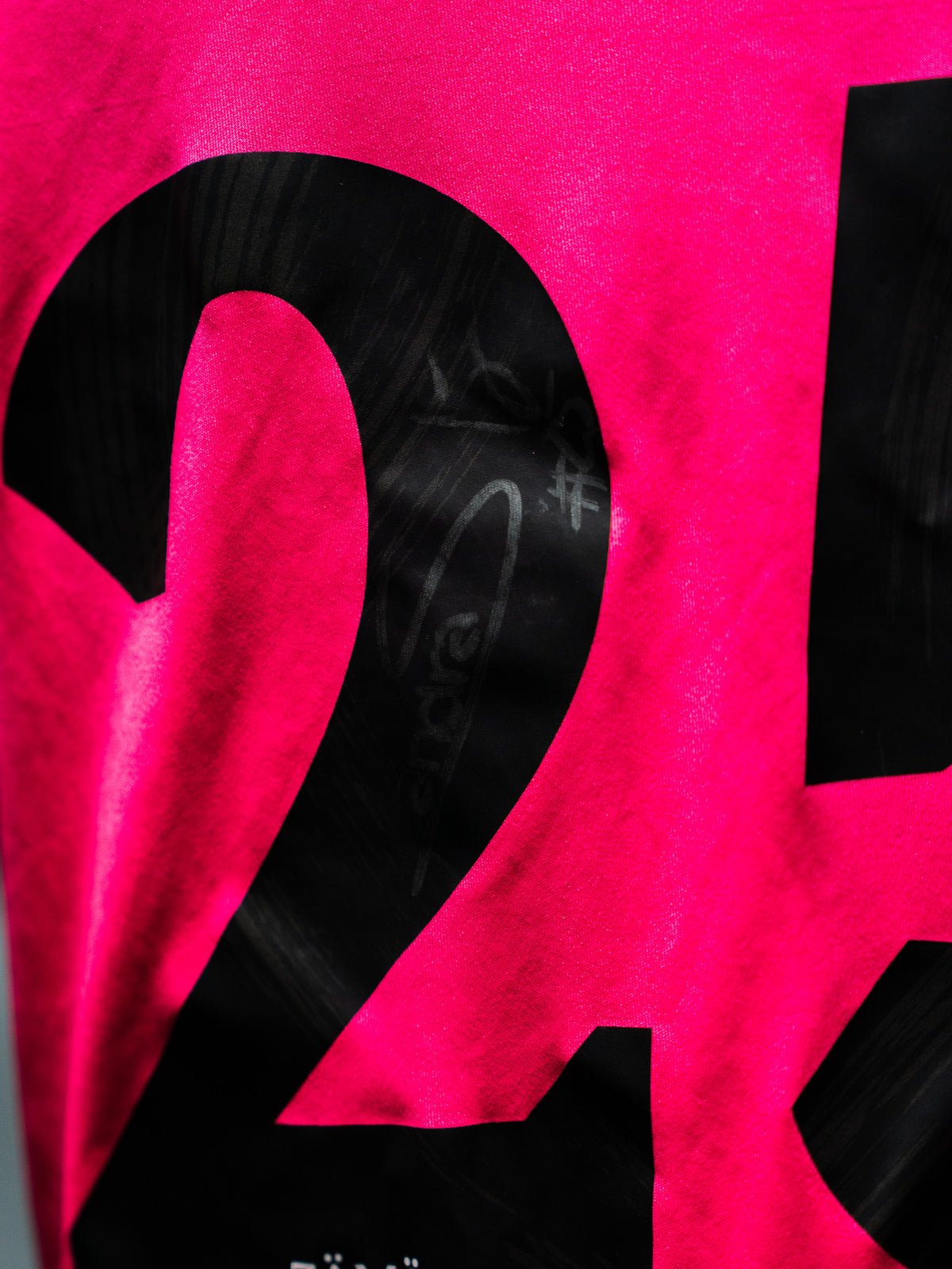 25 Klug - Heimtrikot Goalie Pink Ribbon Edition