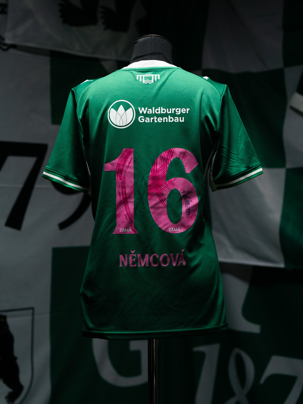 16 Němcová - Heimtrikot Pink Ribbon Edition