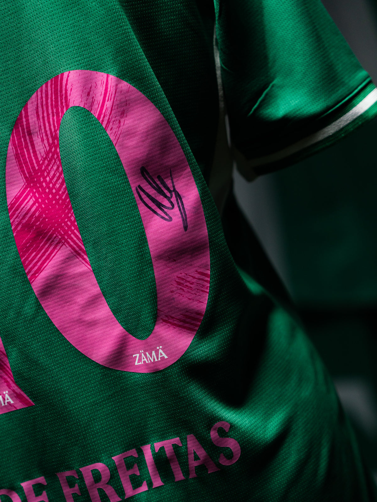10 De Freitas - Heimtrikot Pink Ribbon Edition