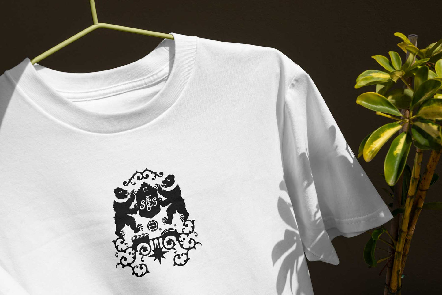 stadtshirt-brust-emblem-schwarz-t-shirt