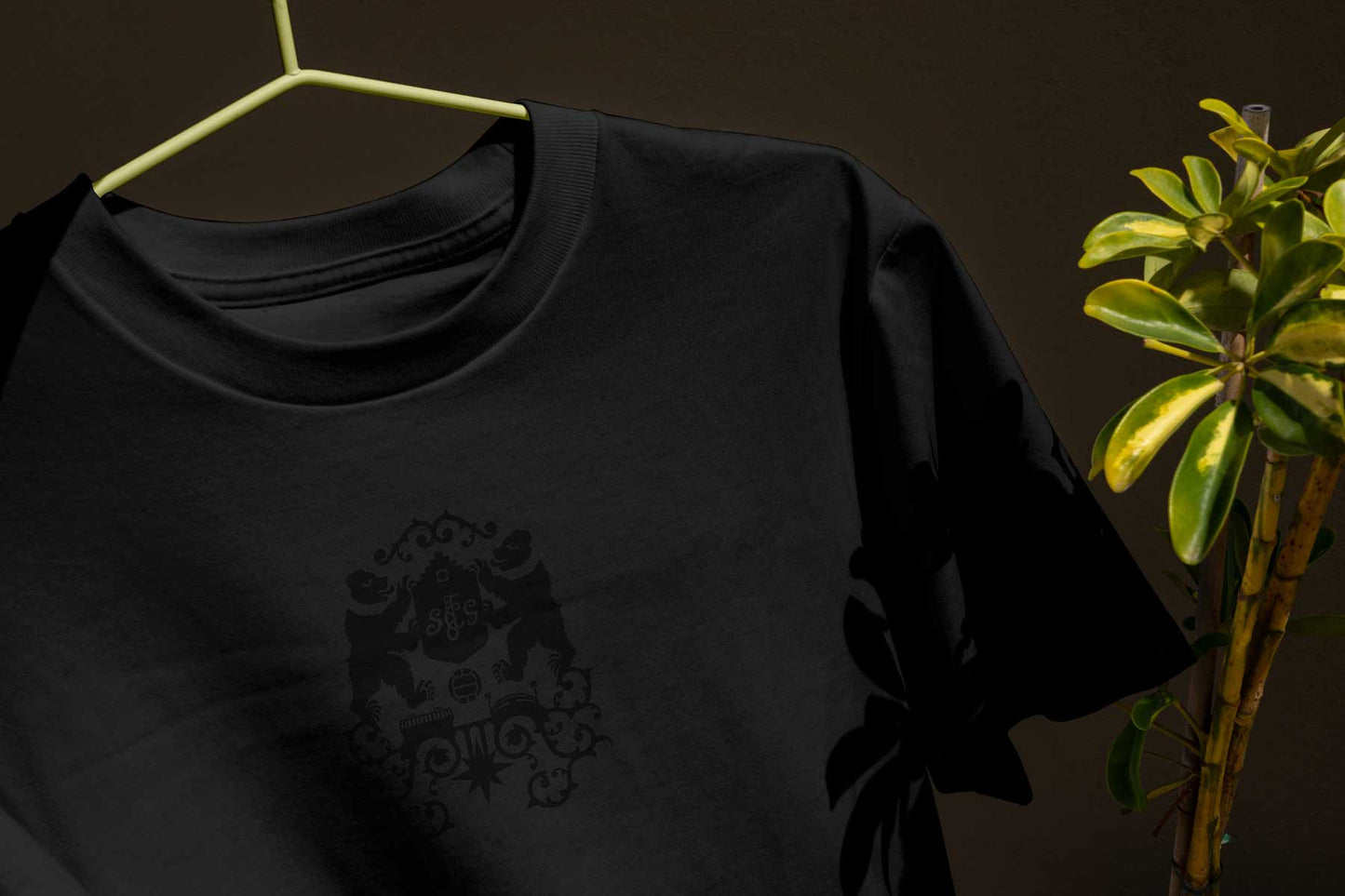 stadtshirt-brust-emblem-schwarz-t-shirt